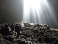 para petualang harus meluncur ke dasar gua dari atas lubang besar yang menganga di atas Gua Jomblang (diengplateau.com) para petualang harus meluncur ke dasar gua dari atas lubang besar yang menganga di atas Gua Jomblang (diengplateau.com)