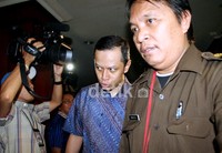 Mantan pegawai Ditjen Pajak tersebut tiba dengan pengawalan petugas. Ramses/detikcom.