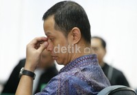 Dhana yang menggunakan batik warna biru mengikuti persidangan. Sebelumnya, Kejagung telah menahan 5 tersangka dalam kasus korupsi dan pencucian uang yang dilakukan oleh Dhana Widyatmika. Mereka adalah Dhana Widyatmika, Johny Basuki (wajib pajak), Firman (pegawai Ditjen Pajak), Herly Isdiharsono (rekan bisnis Dhana), dan Salman Maghfiroh (mantan pegawai Ditjen Pajak). Ramses/detikcom.