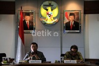 Menkokesra Agung Laksono (kiri) didampingi Sesmenko Kesra Indroyono Soesilo saat menggelar konferensi pers terkait RUU Pendidikan Menegah, Tembakau, BPJS serta isu-isu terakhir di Ruang Rapat menkokesra, Jakarta Pusat
