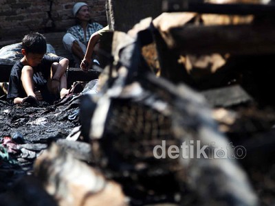 Korban Kebakaran Mencari Barang Sisa