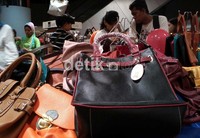 Bila anda beruntung, tak hanya sepatu yang didiskon dengan harga yang sangat murah. Tapi ada juga tas branded yang dibanderol dengan harga cukup miring.
