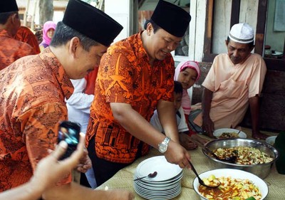 Hidayat Santap Asinan Betawi