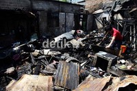 Warga mencari barang-barang yang masih layak pakai setelah rumahnya ludes terbakar.