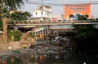 Spanduk pasangan Hendardji-Riza di kawasan Matraman, Jakarta Timur, Senin (2/7/2012). Tiap spanduk berupaya tampil paling besar dan jumlah sebanyak-banyaknya.