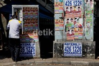 Poster pasangan Hidayat-Didik saling tempel dan copot dengan pasangan lain. Berbagai fasilitas umum menjadi sasaran tempel poster kampanye.