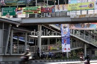 Salah satu tempat favorit, jembatan penyeberangan dan halte busway. Bagi yang menilai ini semrawut, nampaknya perlu bersabar hingga musim kampanye selesai di hari ke-14.