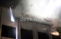 Asap membumbung dari lokasi kebakaran.