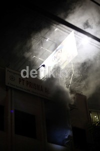 Api melalap lantai tiga ruko yang berlokasi di Jalan Dewi Sartika tersebut.