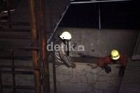 Petugas pemadam kebakaran berusaha menjinakkan api.