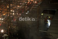 Kebakaran tersebut membuat arus lalu lintas di Jalan Dewi Sartika, Jakarta, tersendat.