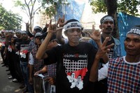 Sekitar 70 orang relawan Jokowi-Ahok yang berbaju kotak-kotak kompak mengenakan kain ikat kepala bertuliskan Satgas Anti Money Politic dan Satgas Anti Curang. (dok Jokowi).