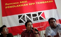 Pimpinan Koalisi Nasional Penyelamat Kretek (KNPK) Abisyam Demisha (tengah) memaparkan rencana aksi ribuan petani dari daerah besok. Menurutnya, para petani datang dengan sukarela karena menilai bila RPP Tembakau disahkan, para petani tembakau bakal menganggur.