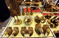 Miniatur binatang, mulai dari bebek, burung hantu, kelinci, elang, gajah hingga singa dan macan tersedia.