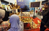 Sedangkan untuk bentuk yang agak besar, dibanderol mulai dari Rp 350 ribu hingga Rp 1 juta.