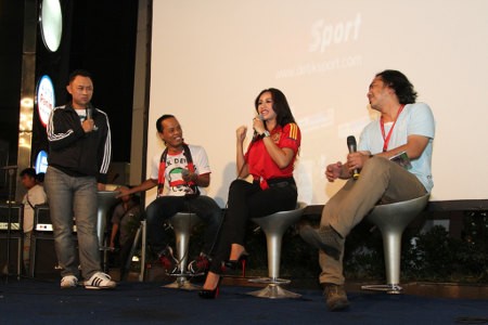 Spanyol Menang, Shinta Bachir Buka Baju di Acara Nobar detikSport
