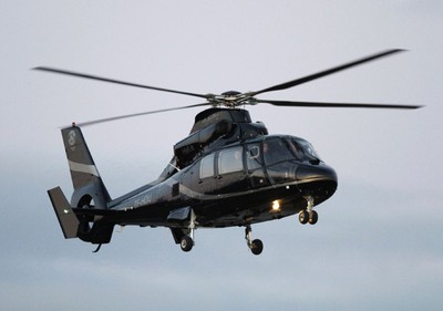 Tom Cruise Naik Helikopter ke Lokasi Syuting
