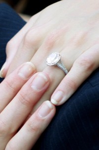 Cincin pertunangan yang simple tapi elegan pemberian Tom di jari manis Katie. MJ Kim/Getty Images.