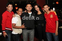 Shinta berfoto bersama para pengisi acara. Herianto Batubara/detikHOT.