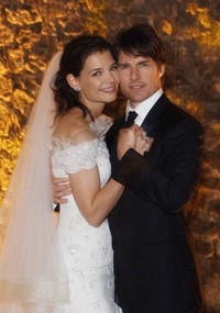 Tom dan Katie berpose dengan baju pengantin mereka. Robert Evans/Getty Images.