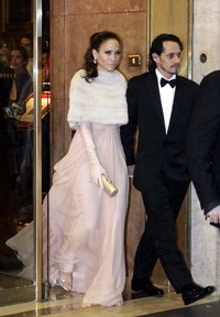 Jennifer Lopez dan Marc Anthony menghadiri pesta pernikahan Tom dan Kate. Robert Evans/Getty Images.