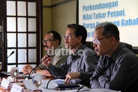 (Ki-ka) Dirjen Tanaman Pangan Kementerian Pertanian Udhoro Kasih Anggoro, Kepala Badan Pusat Statistik Suryamin dan Deputi bidang statistik produksi Sihar Lumbantobing memberikan keterangan pers seputar inflasi yang terjadi.