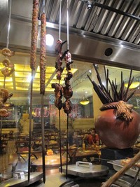 Setelah matang, kebab diangkat dan digantung agar dingin. Kebab India ini memang berbeda dengan doner kebab yang kita kenal di Indonesia, yakni sebongkah besar daging yang ditusuk di batang besi besar, di mana daging tersebut diiris-iris tipis dan dibuat sandwich menggunakan tortilla. (Fitria Rahmadianti/Detikfood)