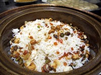 Kashmiri pulao ini ternyata memiliki rasa yang di luar dugaan. Nasi basmati yang terlihat pera rupanya terasa pulen! Nasi ini dicampur dengan kacang polong, almond, mede, dan semacam sukade. Tak disangka, nasi manis ini cocok di lidah! (Fitria Rahmadianti/Detikfood)