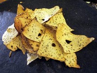 Mungkin tak semua orang menyukai rasa papadam, keripik India yang tipis dan renyah ini. Pasalnya, rasa pedas ladanya menyengat dengan aroma cengkeh dan rempah yang tak mau kalah. Konon keripik ini dapat menghilangkan bau mulut. (Fitria Rahmadianti/Detikfood)