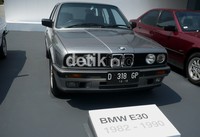 Model tahun 1982-1990 ini hadir dengan sosok yang lebih besar.  Model ini juga memiliki bagian depan yang panjang meramping dan rendah, dengan kidney grille BMW, juga lampu depan diposisikan jauh di tepi mobil. Dadan Kuswara/detikOto.