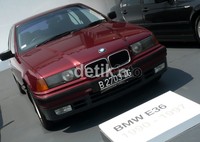 BMW model 1990-1997 ini tidak memiliki kesamaan dengan pendahulunya, tetapi tetap memiliki karakter keluarganya berupa kidney grille dan sepasang lampu depan ganda. Meski lebih datar dan melebar, desain dan wujud simbol tersebut masih sangat kental nuansa BMW-nya. Dadan Kuswara/detikOto.