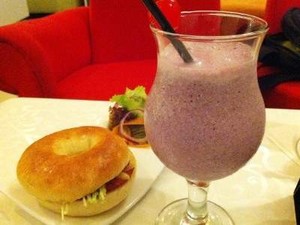 Yummy! Melt Chicken Mushroom Plus Blueberry Smoothies