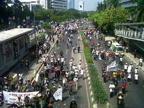 Semua Jalur di Kuningan ke Menteng Dikuasai Petani Tembakau