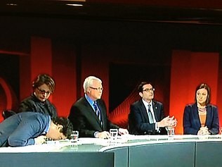 Asyik Diskusi di TV, Pria Ini Kejang-kejang Hingga Tak Sadarkan Diri