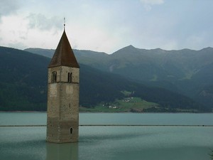 Keren! Menara Gereja Muncul di Tengah Danau Ini