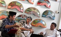 (Ki-ka) Direktur Lingkar Madani Ray Rangkuti, moderator Jerry Sumampow dan anggota BAwaslu Nelson Simanjuntak di Kedai Tjikini, Jakarta, Selasa (3/6/2012). Menurut Ray Rangkuti, Bawaslu/Panwaslu masih kurang maksimal. Saat kisruh DPT fiktif atau kasus IT KPU, semua tidak ada suaranya.