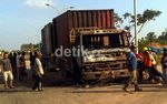 Tabrak Pasutri, Truk Kontainer Dibakar Massa