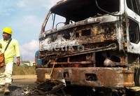 Warga sekitar yang mengetahui Samsul dan Lastri tewas seketika, mendatangi truk tersebut. Mereka pun membakar truk bernopol BE 9783 BV tersebut. Robert/detikcom.
