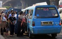 Penumpang bisa menunggu 15-30 menit untuk bisa naik angkutan umum.