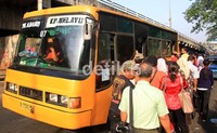 Tidak hanya angkot, bus juga diserbu.