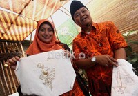 Hidayat menunjukkan hasil karyanya.