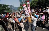 Petani memblokir jalan sejak pagi pukul 09.00 WIB. Hingga pukul 11.30 WIB, jalan Rasuna Said belum terlihat mencair.