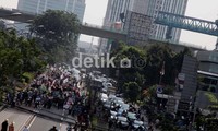 Petani berjalan kaki dari gedung Kemenkes menuju Kemenkum HAM. Mereka menolak pengesahan RPP Tembakau.