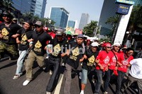 Petani ini berdemo dari Kemenkes lalu bergeser Kemenkum HAM dan akan berakhir di Kemenko Kesra.