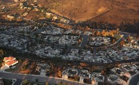 Rumah-rumah yang terbakar tampak habis jadi debu. Kebakaran ini disebabkan oleh adanya kebakaran hutan yang telah menghanguskan 7.149 hektar lahan. Spencer Platt/Getty Images.