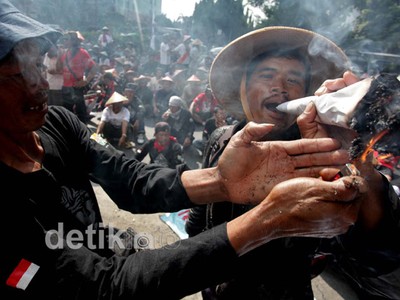 Ribuan Petani Tembakau Kepung Kemenkes