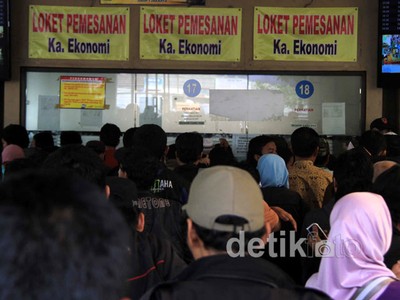 Ratusan Orang Antre Tiket Mudik di Senen
