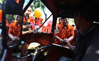 Hidayat menyalami sopir bajaj yang melintas di kawasan Tebet, Jakarta.