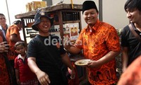 Hidayat mencicipi ketoprak yang dijual di pinggir jalan di kawasan Tebet.