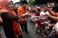 Hidayat yang didampingi istrinya menyapa warga.